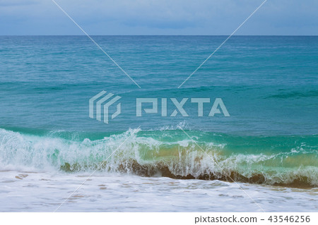 big waves hit the beach big waves hit the beach 43546256