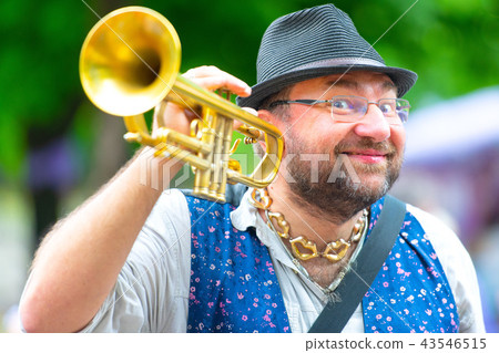 Baritone saxophone player  43546515