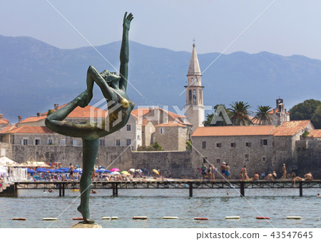 The statue of Ballerina Dancerstanding on the rock 43547645