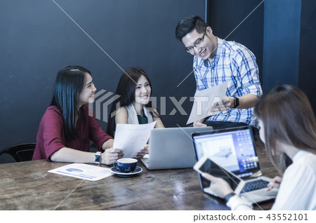 Group Of Asian Business people with casual suit brainstrom Meeting with technology equipment In the modern coffee shop, business group concept 43552101