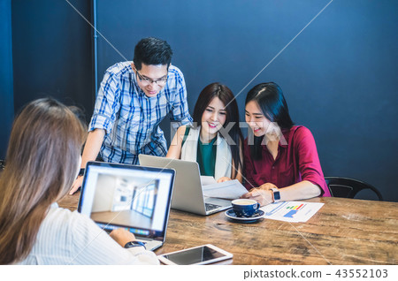 Group Of Asian Business people with casual suit brainstrom Meeting with technology equipment In the modern coffee shop, business group concept Group Of Asian Business people with casual suit brainstrom Meeting with technology equipment In the modern coffee shop, business group concept 43552103