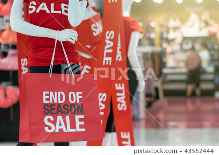 Part of male mannequin dressed in casual clothes holding the Sales paper shopping bag in the shopping department store for shopping, business fashion and advertisement concept Part of male mannequin dressed in casual clothes holding the Sales paper shopping bag in the shopping department store for shopping, business fashion and advertisement concept 43552444