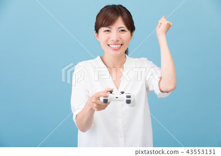 女人在玩遊戲 女人在玩遊戲 43553131
