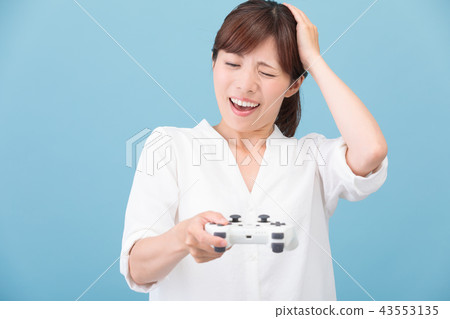 女人在玩遊戲 女人在玩遊戲 43553135