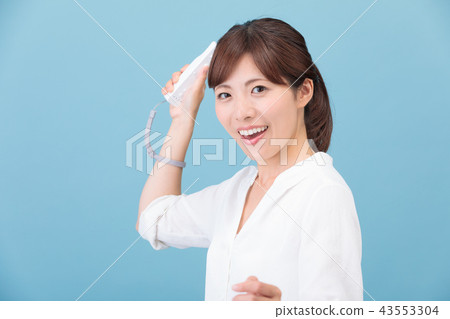 Women playing games Women playing games 43553304