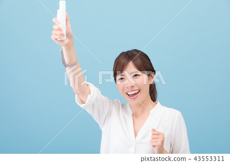 Women playing games 43553311