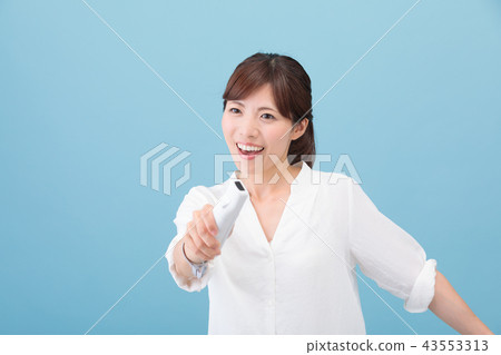 Women playing games 43553313