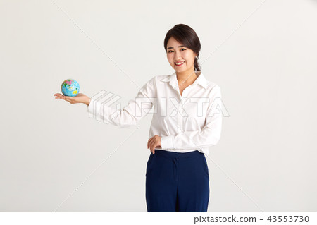 在二十多歲舉行一個地球儀，三十多歲的女商人，旅行，工作， 43553730
