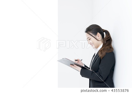 在材料的微笑的女商人文字 在材料的微笑的女商人文字 43553876