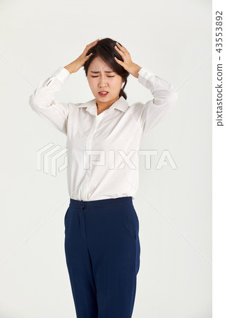 20多歲，30多歲的女商人患有頭痛，疼痛，頭痛，印象 43553892