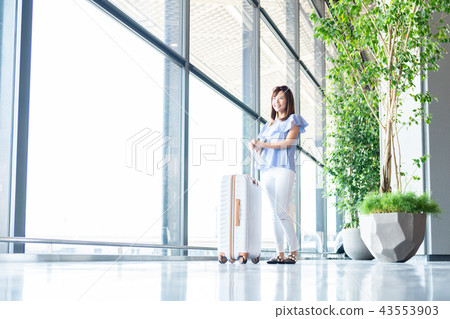 Young woman (airport) 43553903