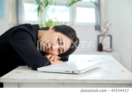 Twenties, 30s business woman lying down on the desk and taking a nap, fatigue, fatigue 43554417