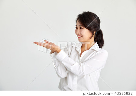 20多歲,30多歲的女商人拿著手掌,貨物 20多歲,30多歲的女商人拿著手掌,貨物 43555922