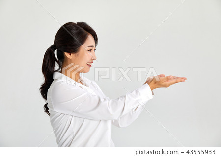 20多歲,30多歲的女商人拿著手掌,貨物 20多歲,30多歲的女商人拿著手掌,貨物 43555933