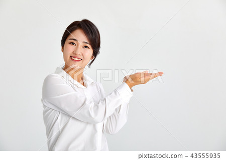 20多歲,30多歲的女商人拿著手掌,貨物 20多歲,30多歲的女商人拿著手掌,貨物 43555935