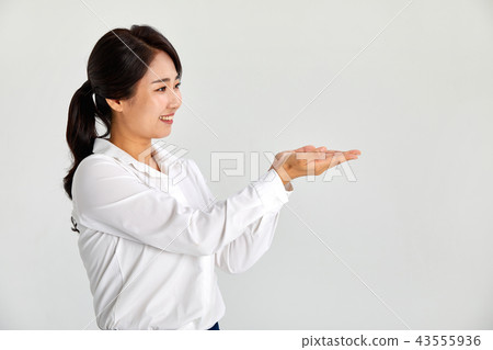 20多歲，30多歲的女商人拿著手掌，貨物 43555936