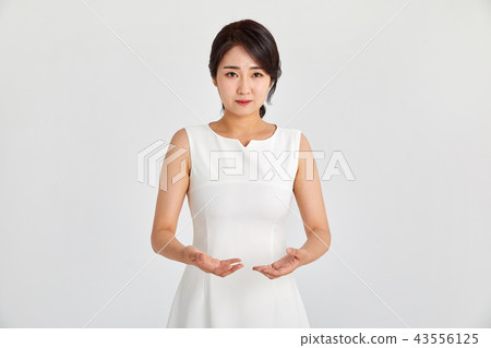 拿著手掌的商品,20多歲,30多歲的女商人,空空的手, 拿著手掌的商品,20多歲,30多歲的女商人,空空的手, 43556125