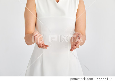 拿著手掌的商品,20多歲,30多歲的女商人,空空的手, 拿著手掌的商品,20多歲,30多歲的女商人,空空的手, 43556128