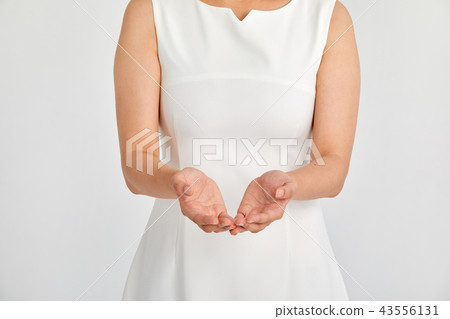 拿著手掌的商品,20多歲,30多歲的女商人,空空的手, 拿著手掌的商品,20多歲,30多歲的女商人,空空的手, 43556131