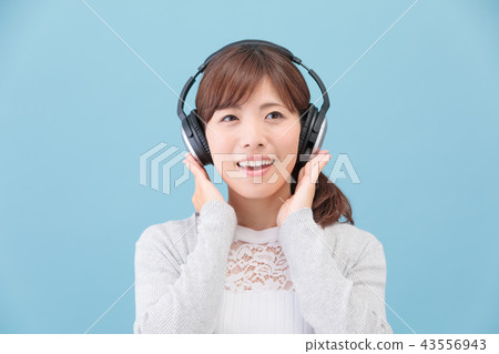 A woman who played headphones 43556943