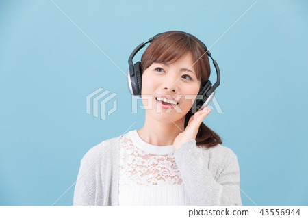 A woman who played headphones 43556944