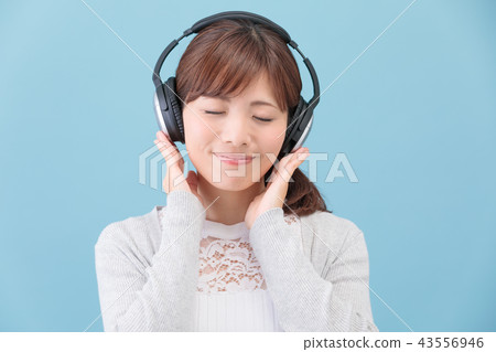 A woman who played headphones A woman who played headphones 43556946