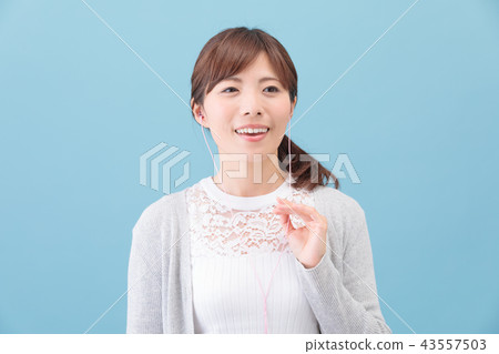 製作耳機的女人 製作耳機的女人 43557503