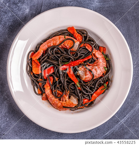 Black spaghetti with prawns and vegetables Black spaghetti with prawns and vegetables 43558225
