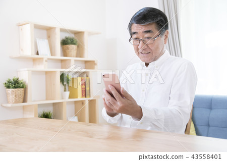 使用智能手機的老人 43558401