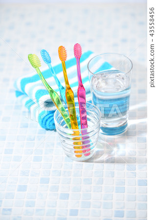 Chaoyang and a toothbrush, a wash image. 43558456