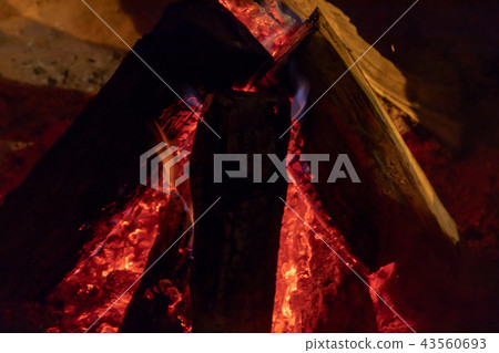Campfire / burn wood 43560693