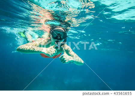 Young woman snorkel, holding two thumbs up, Young woman snorkel, holding two thumbs up, 43561655