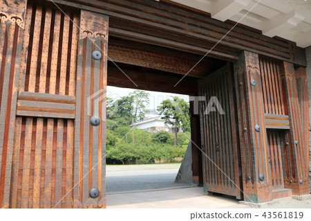A castle tower seen over the copper gate of Odawara Castle 43561819