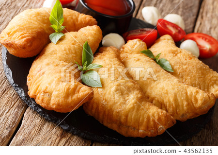 Italian pastries 43562135