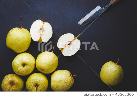 Fresh Asian pears 43563300