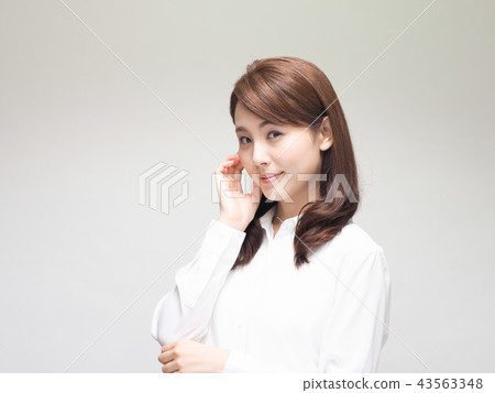 Beauty image Woman with hands on her cheeks 43563348