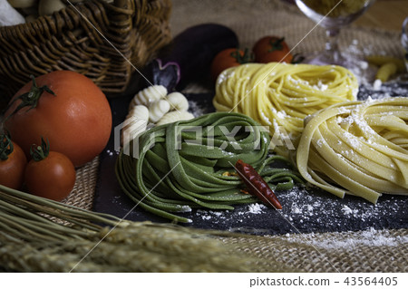 原料意大利面和蔬菜 原料意大利面和蔬菜 43564405