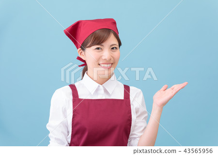 一個圍裙的女人 43565956