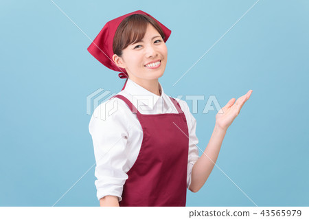 一個圍裙的女人 43565979