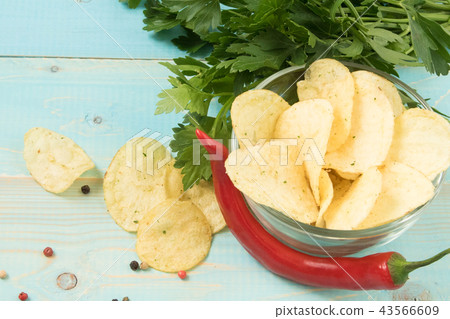 Potato chips 43566609