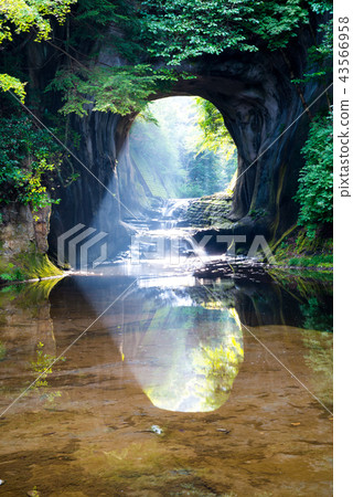 Deep groove waterfall (Kimitsu city, Chiba Prefecture, Shimizu mountain stream park) [rare atmosphere] 43566958