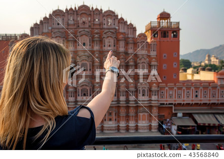 Beautiful girl points to Hawa Mahal. Wanderlust Beautiful girl points to Hawa Mahal. Wanderlust 43568840