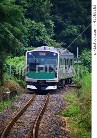Trains that can run even without overhead lines Trains that can run even without overhead lines 43569162