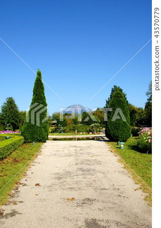Scenery of Daisen (Hoki Fuji) seen from the garden: Vertical Scenery of Daisen (Hoki Fuji) seen from the garden: Vertical 43570779