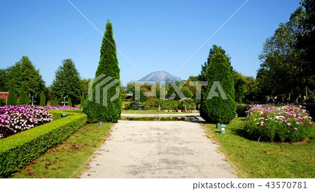 Scenery of Daisen (Hoki Fuji) seen from the garden Scenery of Daisen (Hoki Fuji) seen from the garden 43570781
