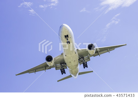 Airplane to land Boeing 777-200 43571433