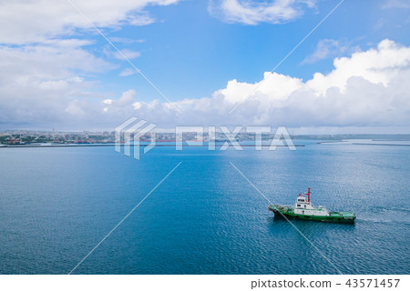 沖繩縣宮古島的平良港,以及熱帶港口小鎮的景色。 沖繩縣宮古島的平良港,以及熱帶港口小鎮的景色。 43571457