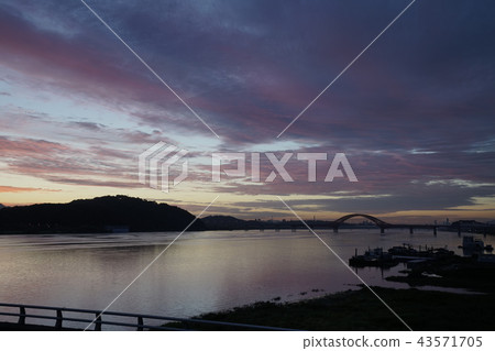 Sunrise of Han River viewed from Hangju Bridge 43571705