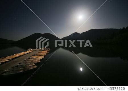 Lake Tibetsu at night 43572320