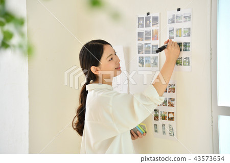 在牆壁上的創造性的工作婦女文字筆記 43573654